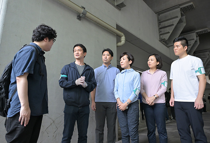 大西理事長(左端)から支援の現状を聴く中道の小川代表(右隣)、山本代表代行(右から3人目)ら=4日 都内