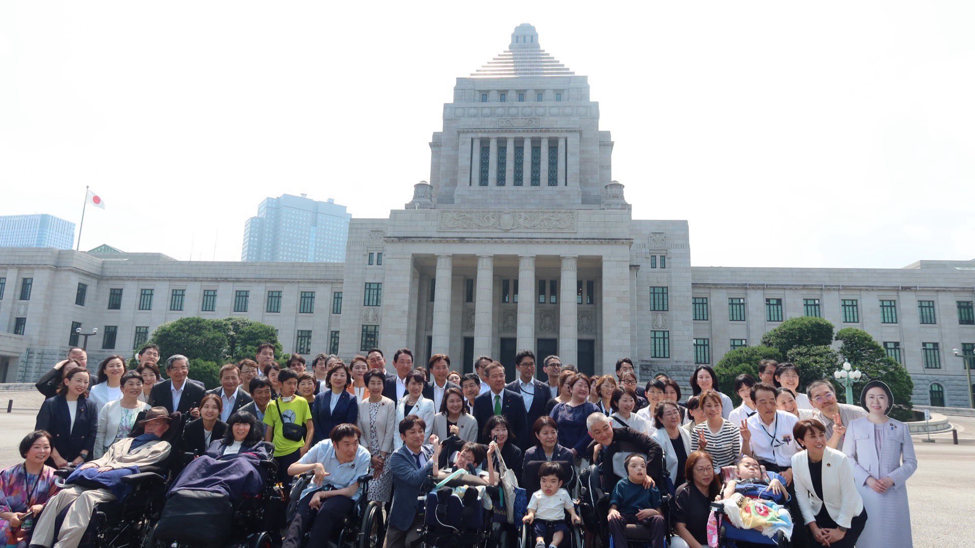 医療的ケア児者支援の18歳の壁を解消する改正法が、委員会そして参議院本会議の全会一致で可決成立しました