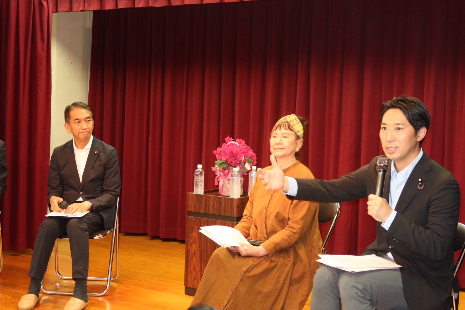 福島正美立川市議会議員の市政報告会に出席しました。 NPO法人ブーゲンビリア統括理事長の内田絵子さんをお迎えし、「立川市のがん条例のその先へ 〜国と地域で創る新しい医療と居場所」をテーマにトークセッションを展開